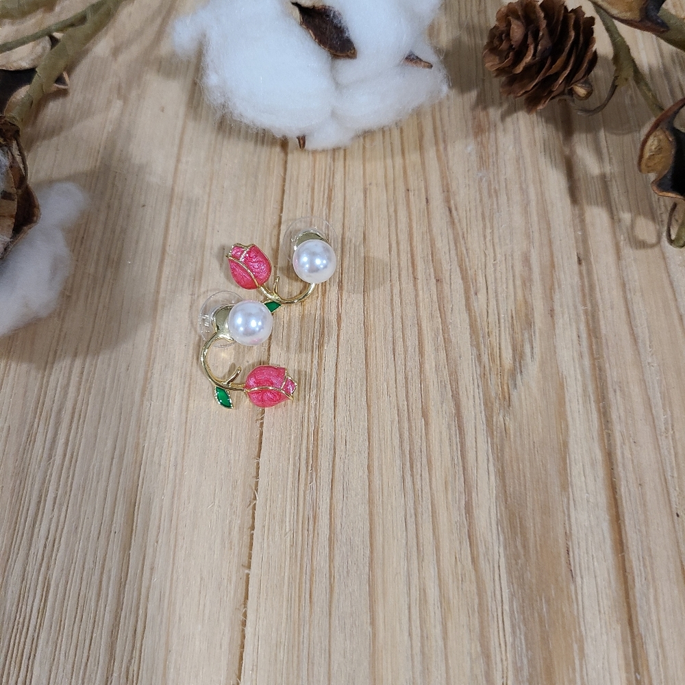 🌷⚘️NEW🌷⚘️BEAUTIFUL!! Tulip and Faux Pearl Earrings in GOLD 🌷⚘️ - Picture 7 of 16